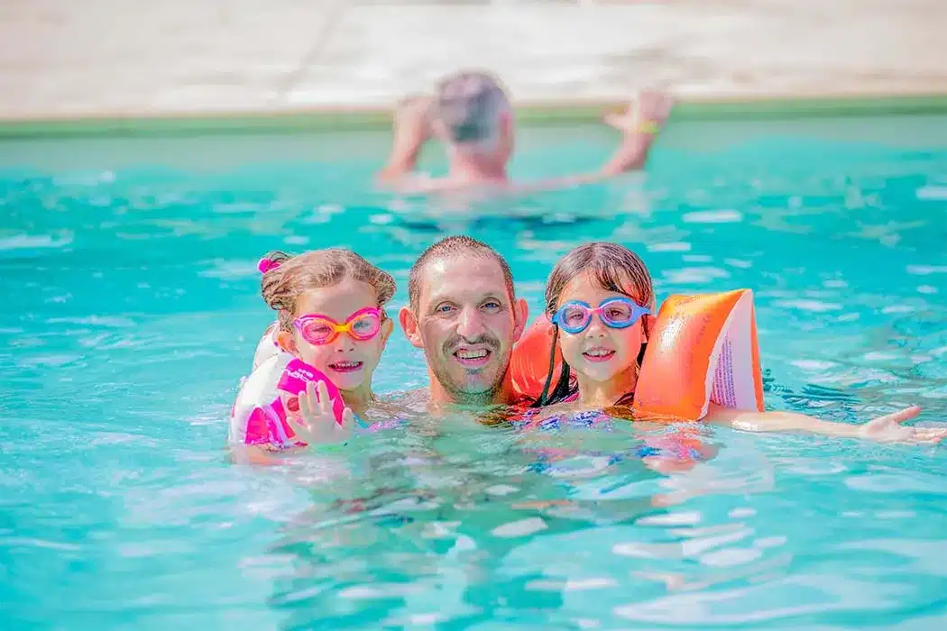 Piscine chauffée Camping Lou Pignada